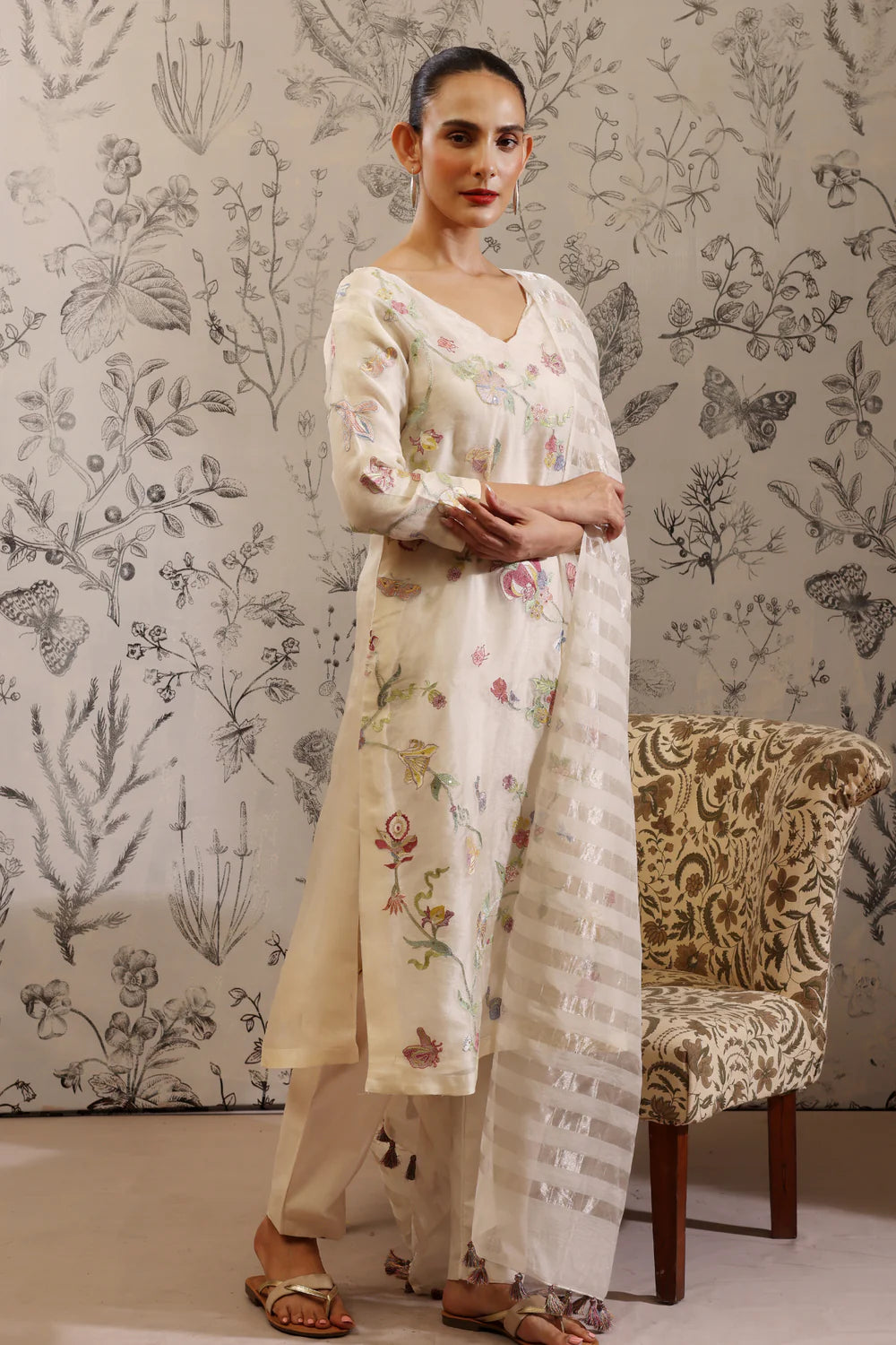 MANOHARA "beautiful"OFF WHITE