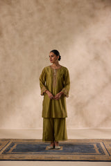 Mehendi green dori work and resham embroiderd kurta Paired with pant & heavy border organza dupatta