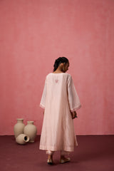 Cozy peach chanderi floral resham embroidered kurta paired with organic cotton slip, pant & organza dupatta