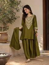 Women Green Silk Embroidered Kurta Set