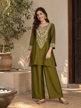 Women Green Silk Embroidered Kurta Set