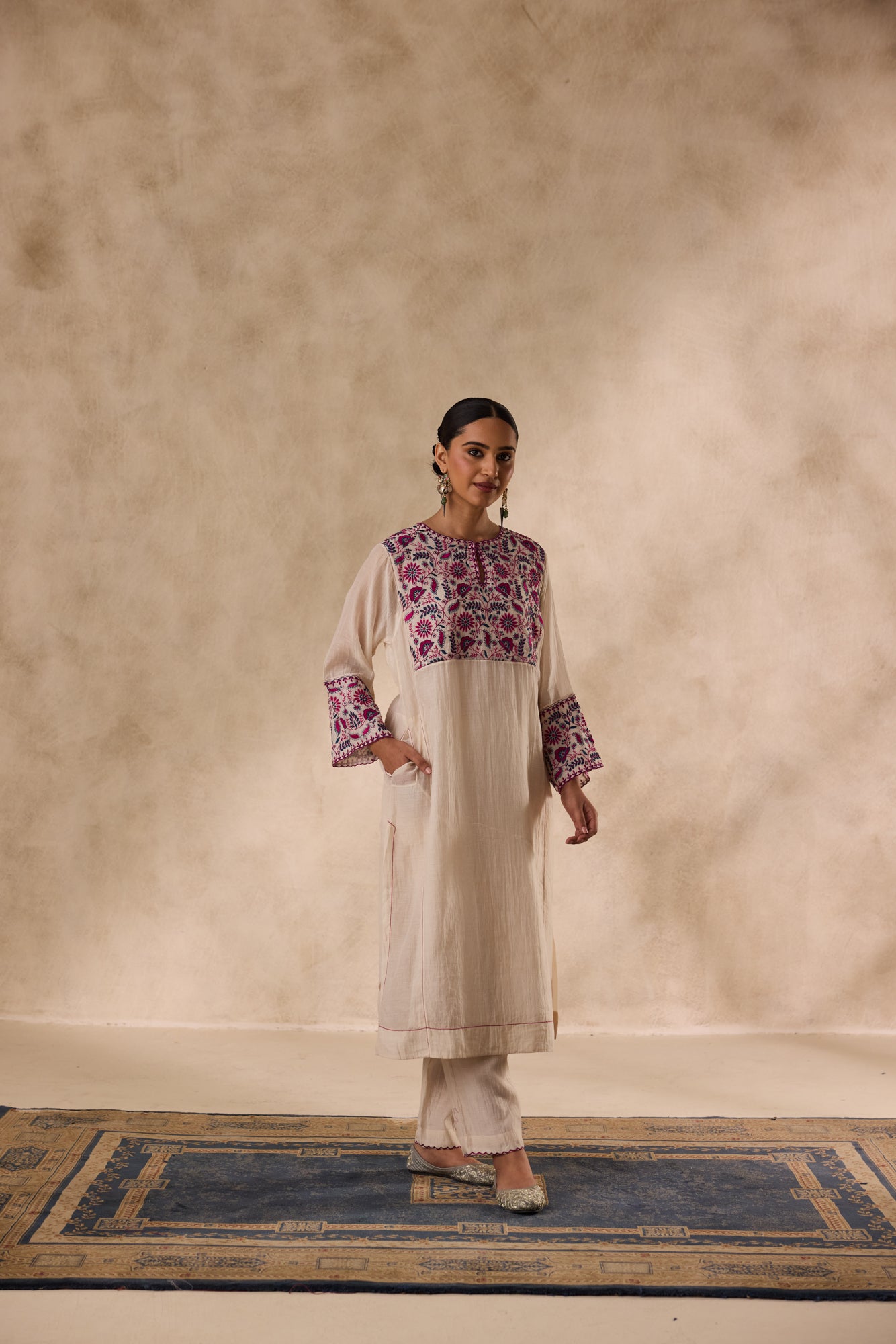 Ivory chanderi floral resham thread embroidered kurta paired with pant & organza dupatta