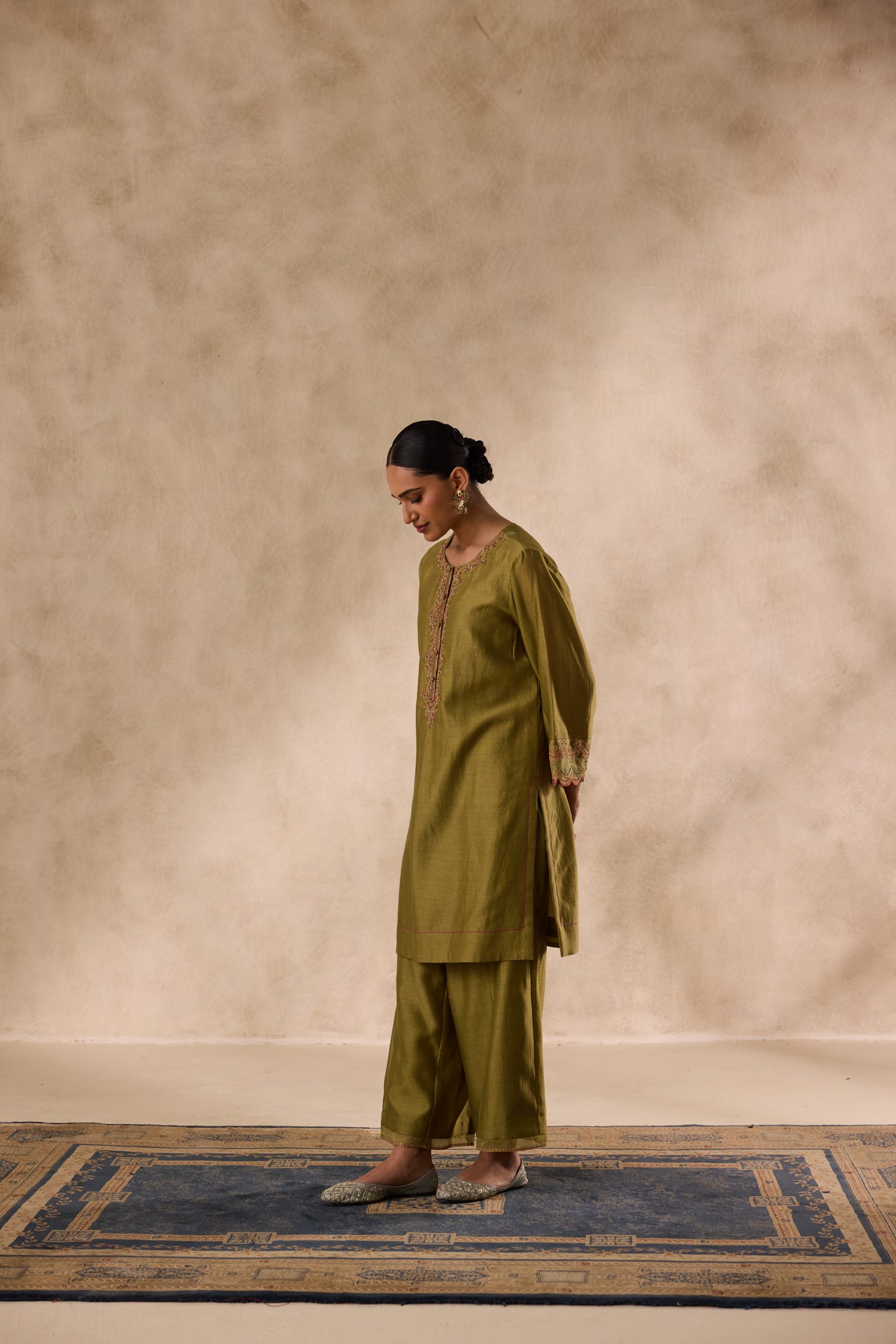 Mehendi green dori work and resham embroiderd kurta Paired with pant & heavy border organza dupatta