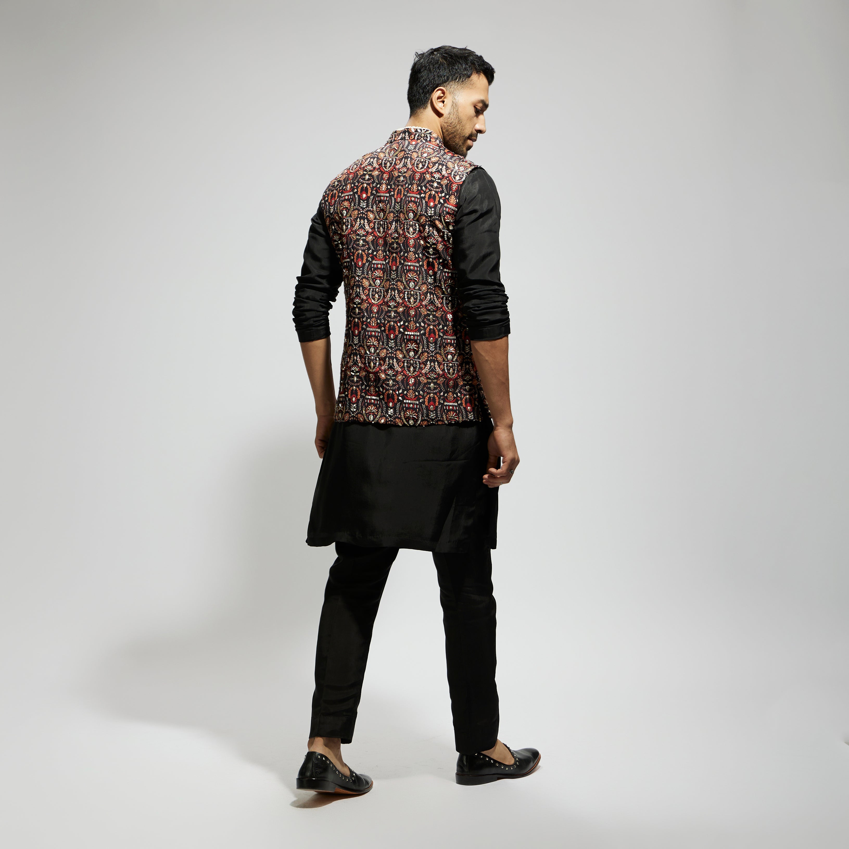 BLACK LEAF JAAL EMBELLISHED BUNDI