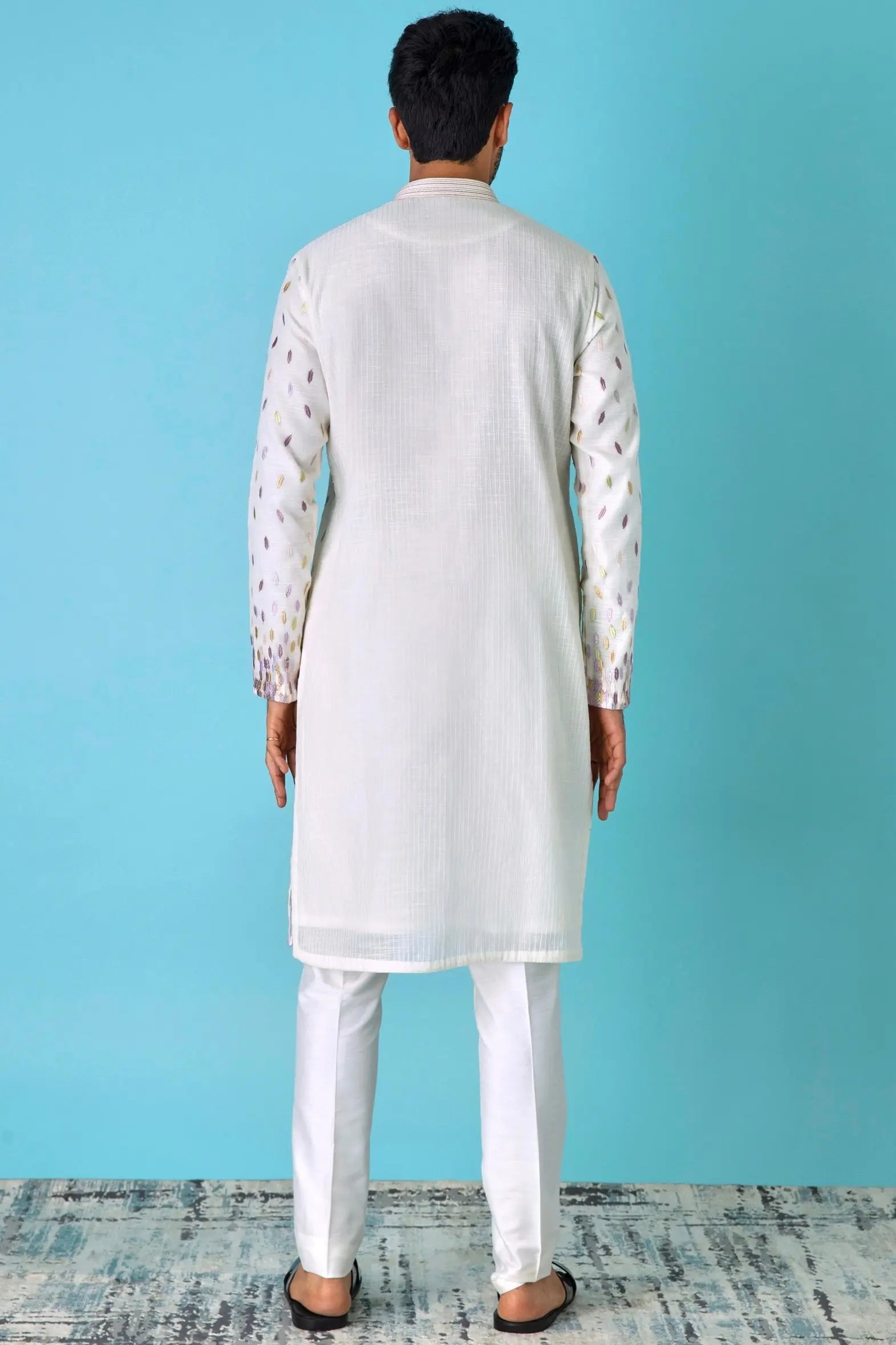Ivory Extravaganza: Ivory Chanderi Silk Kurta with Resham and Zari Embroidery