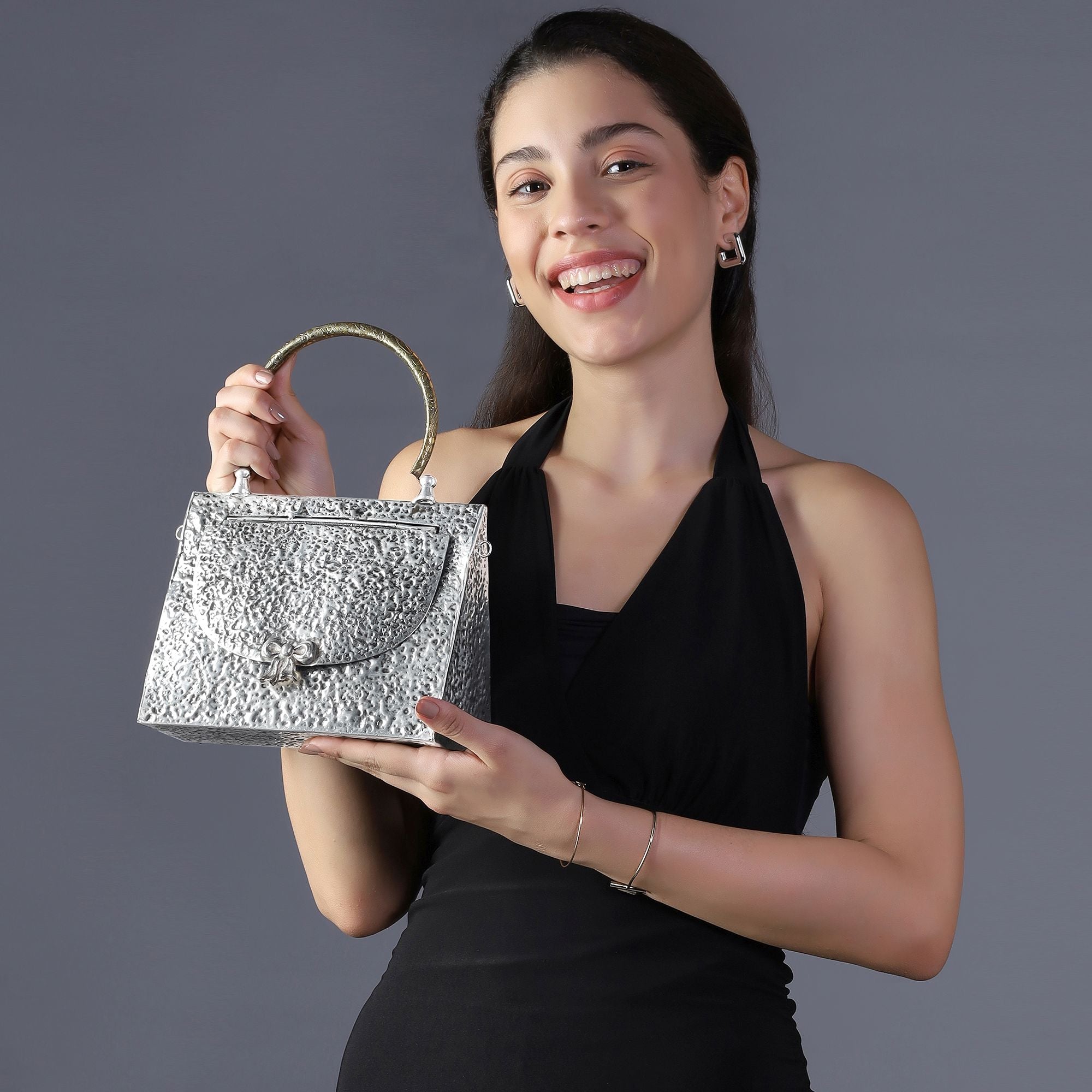 TRIANGLE HAMMERED BRASS BOW BAG IN SILVER