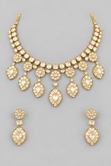 Elegant and classic necklace set with kundan stones set in paisley design. It comes with a pair of matching earrings