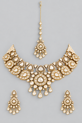 Elegant and classic necklace set with kundan stones set in paisley design. It comes with a pair of matching earrings and maangtika.