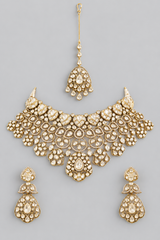 Bold and elegant kundan necklace set with matching pair of earrings and maangtika