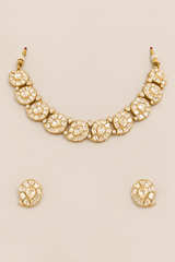 Elegant and classic 1 line necklace set with kundan stones set in paisley design. It comes with a pair of matching earrings