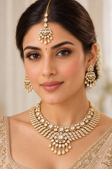 Timeless kundan necklace set with matching earrings and maangtika
