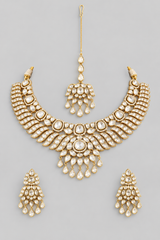 Timeless kundan necklace set with matching earrings and maangtika