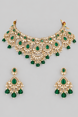 Classic and dramatic kundan necklace set with green stones and pearls. It comes with a pair of matching earrings