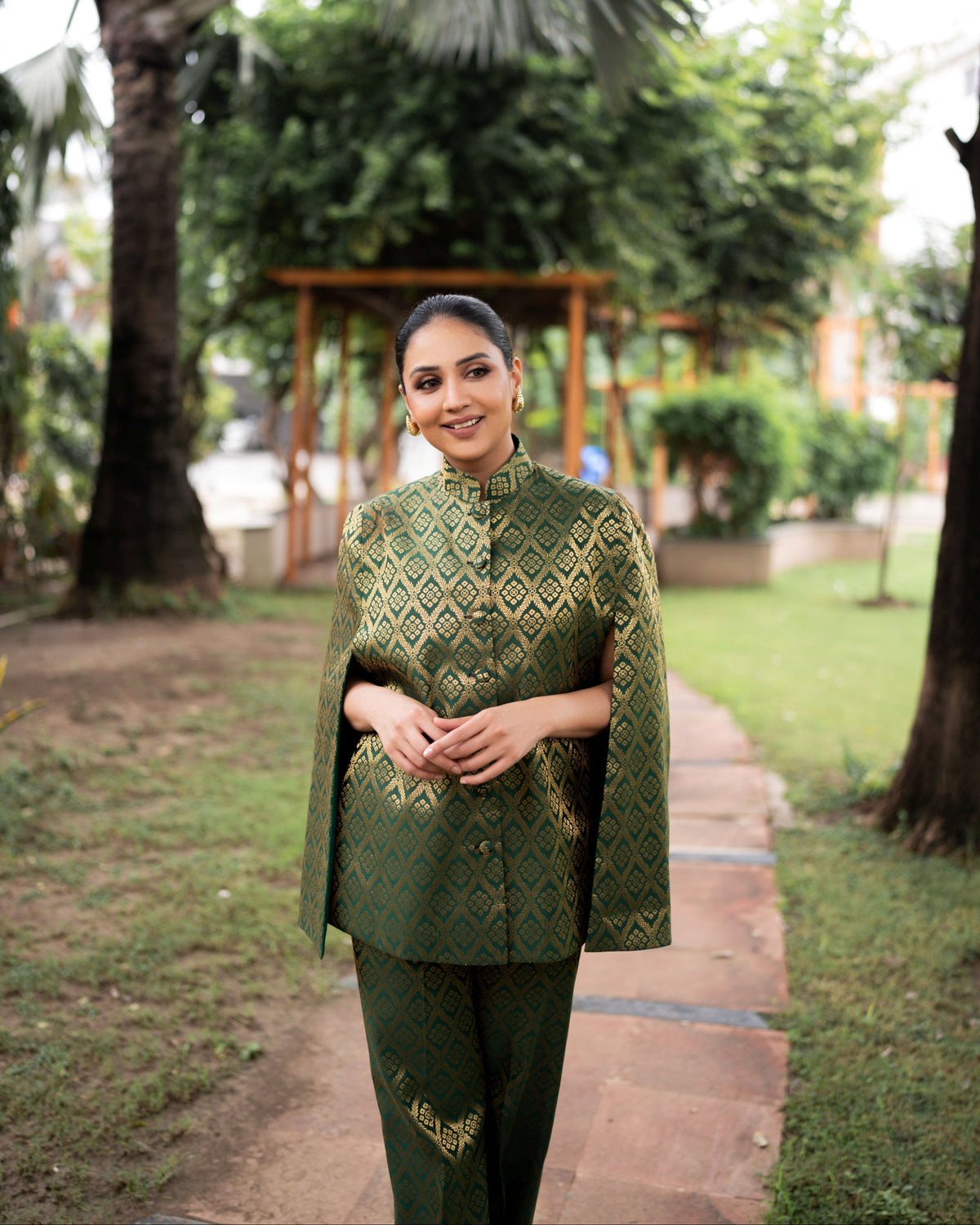 Gayatri Banarasi Cape: Women's Emerald Gold Diamond Indowestern Wear