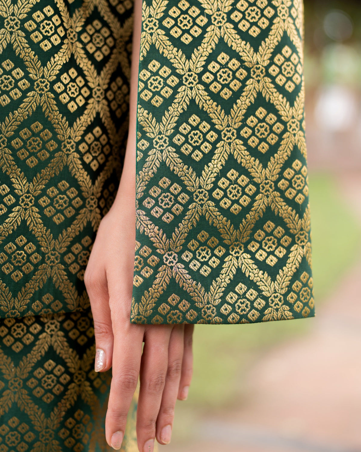 Gayatri Banarasi Cape: Women's Emerald Gold Diamond Indowestern Wear