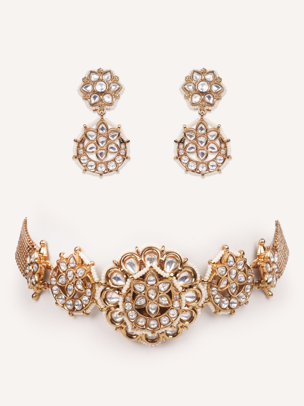 Traditional yet dramatic kundan choker with matching earrings
