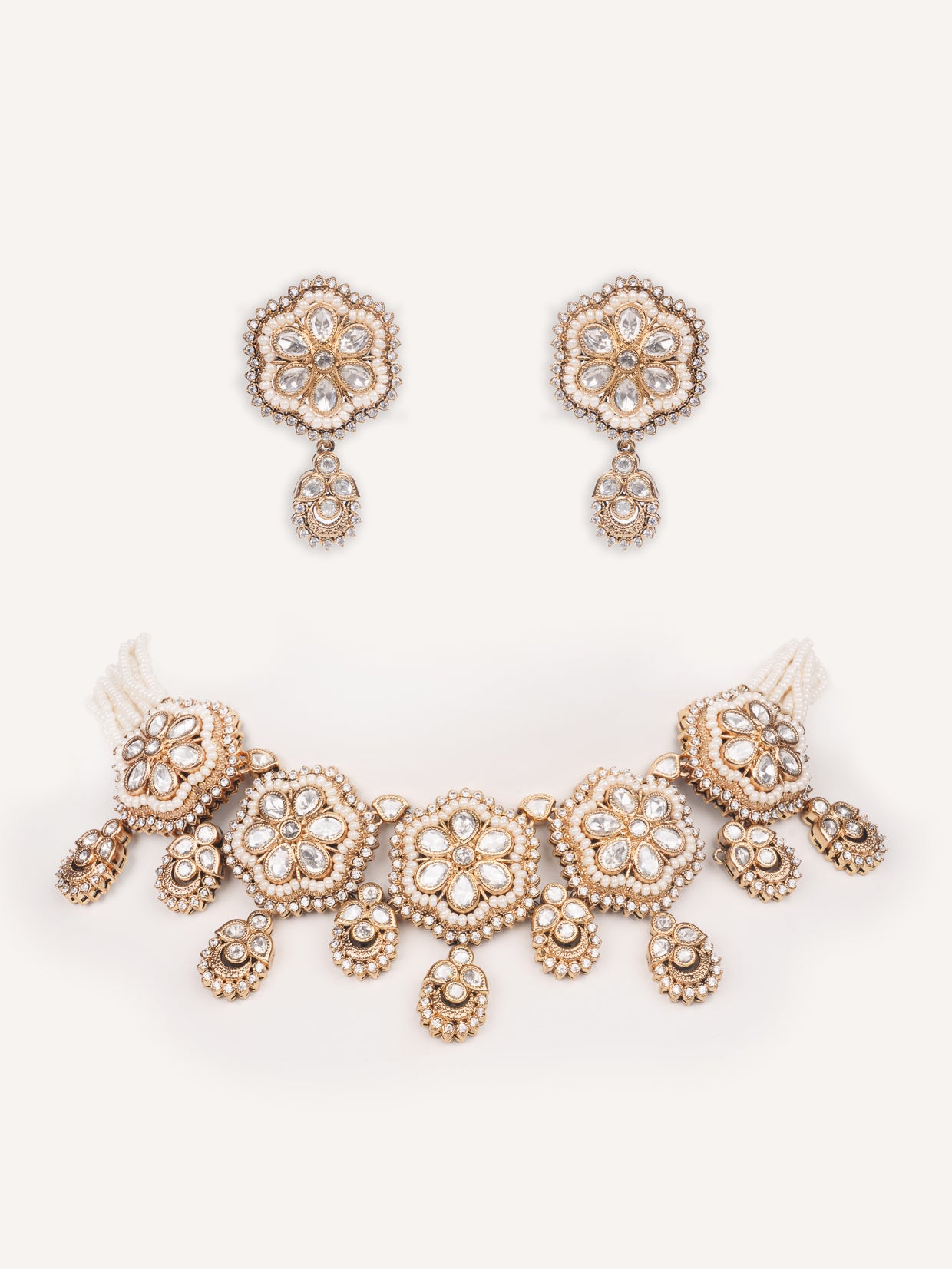Bold and dramatic kundan choker with earrings
