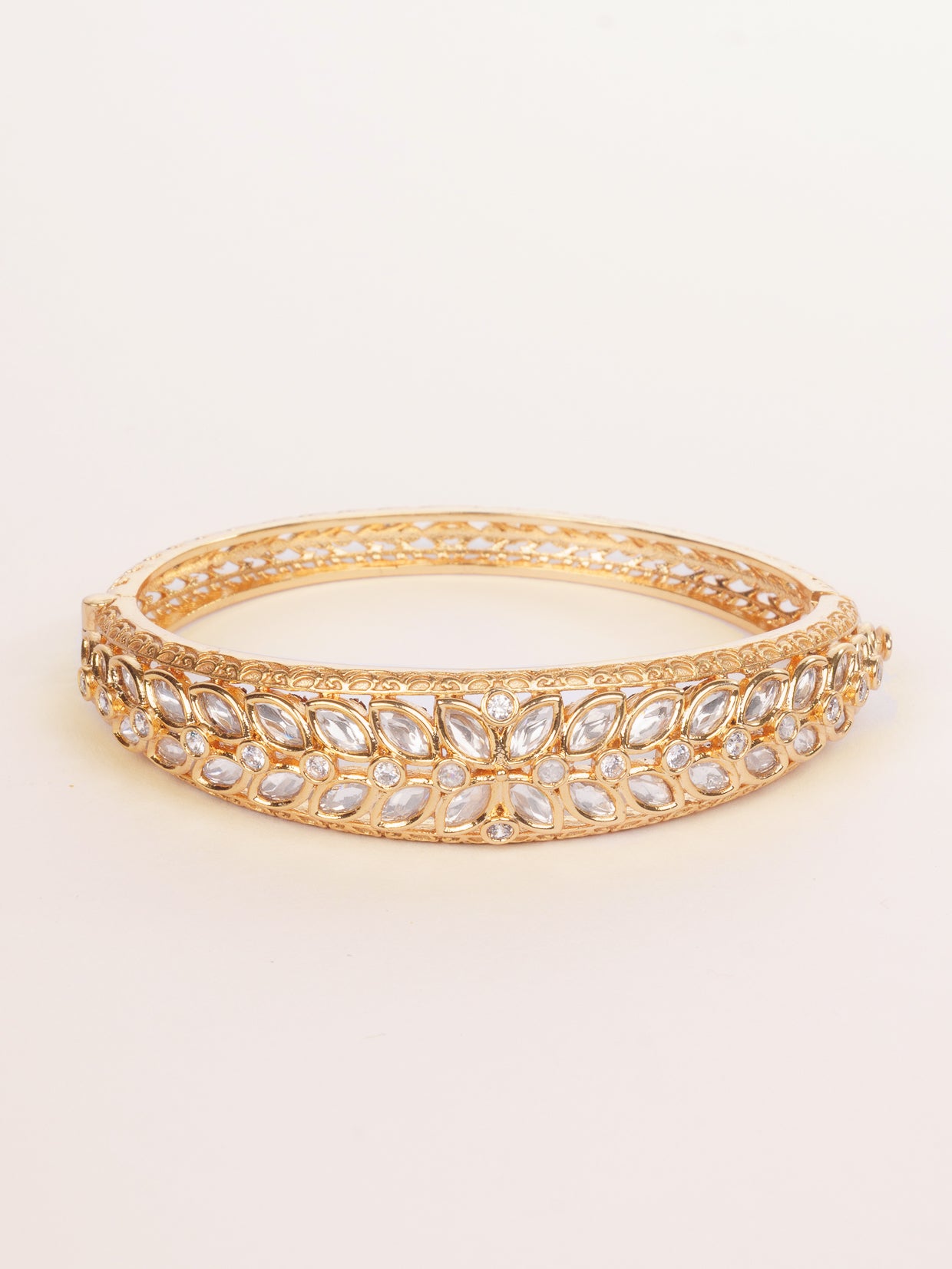 Elegant and classic kundan bracelet