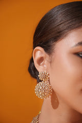 Bold and dramatic kundan pendant necklace with earrings