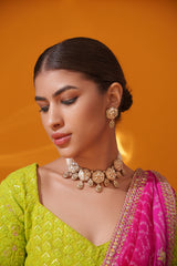 Bold and dramatic kundan choker with earrings