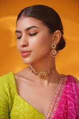 Traditional yet dramatic kundan choker with matching earrings