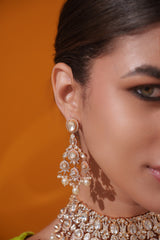 Traditional yet dramatic kundan necklace set with matching earrings and maangtika