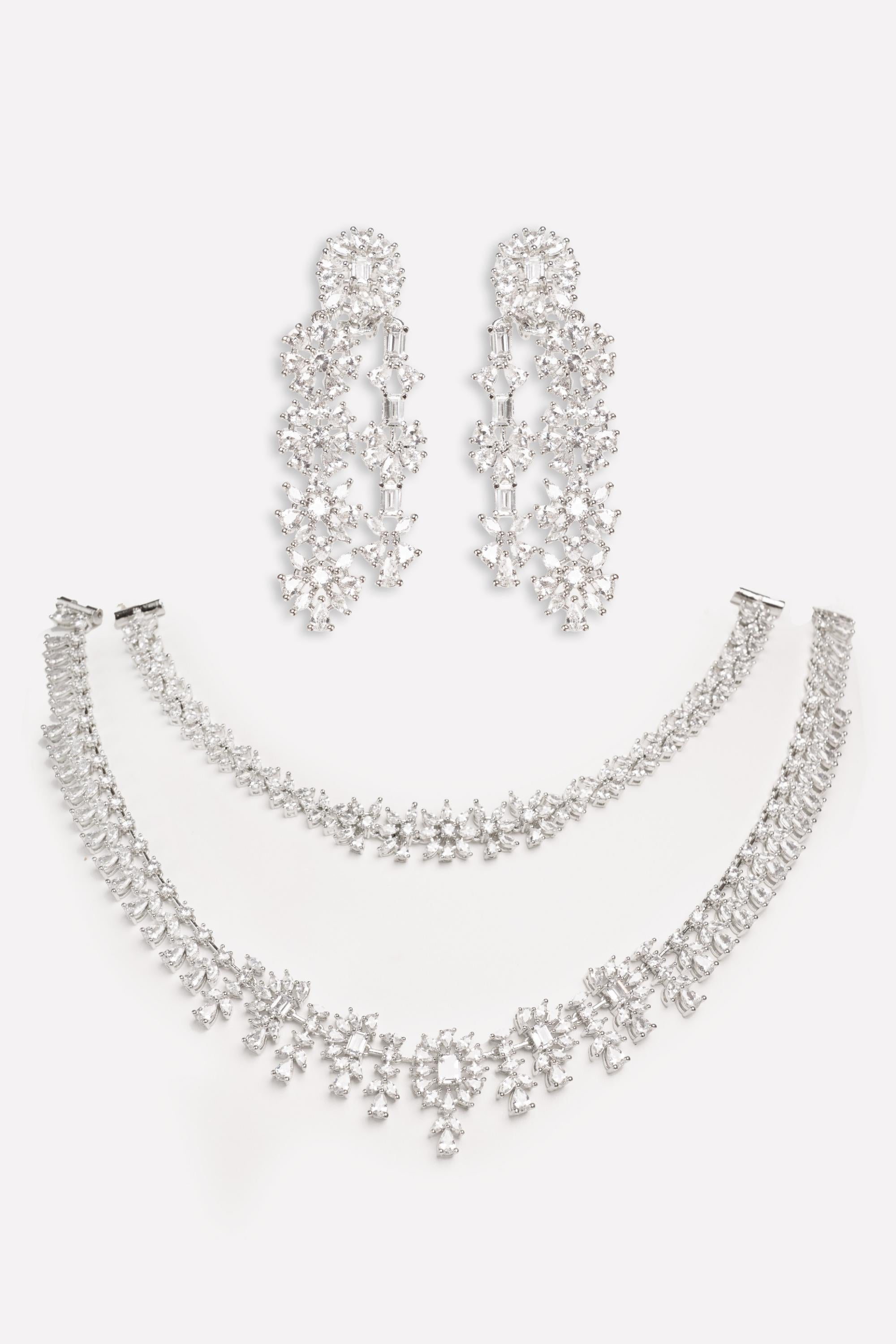 Multiwear dramatic and versatile diamond necklace set