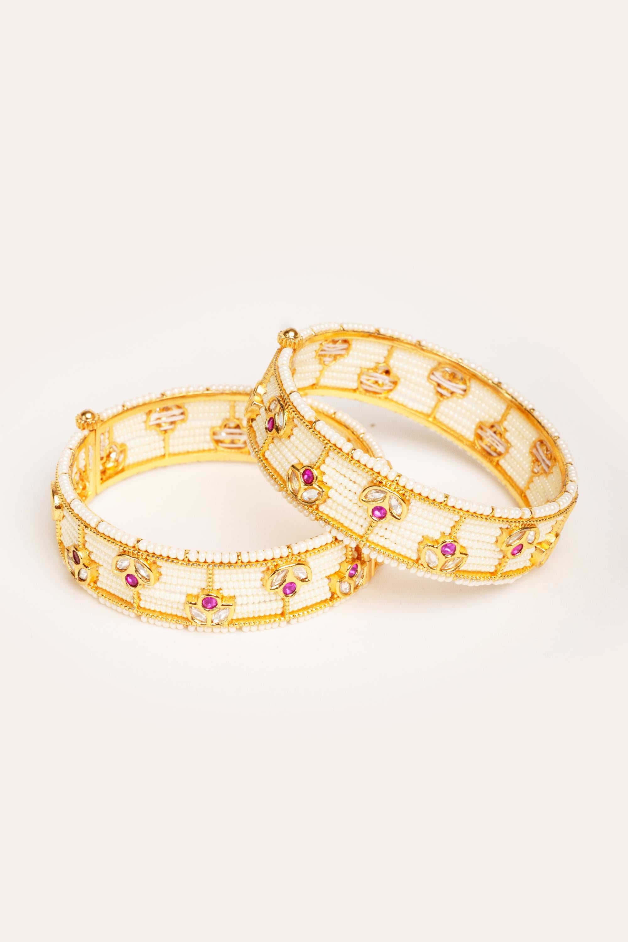Elegant and classic pair of kundan kadas