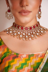 Bold and dramatic kundan necklace with earrings and maangtikka