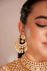 Bold and dramatic kundan necklace with earrings and maangtikka