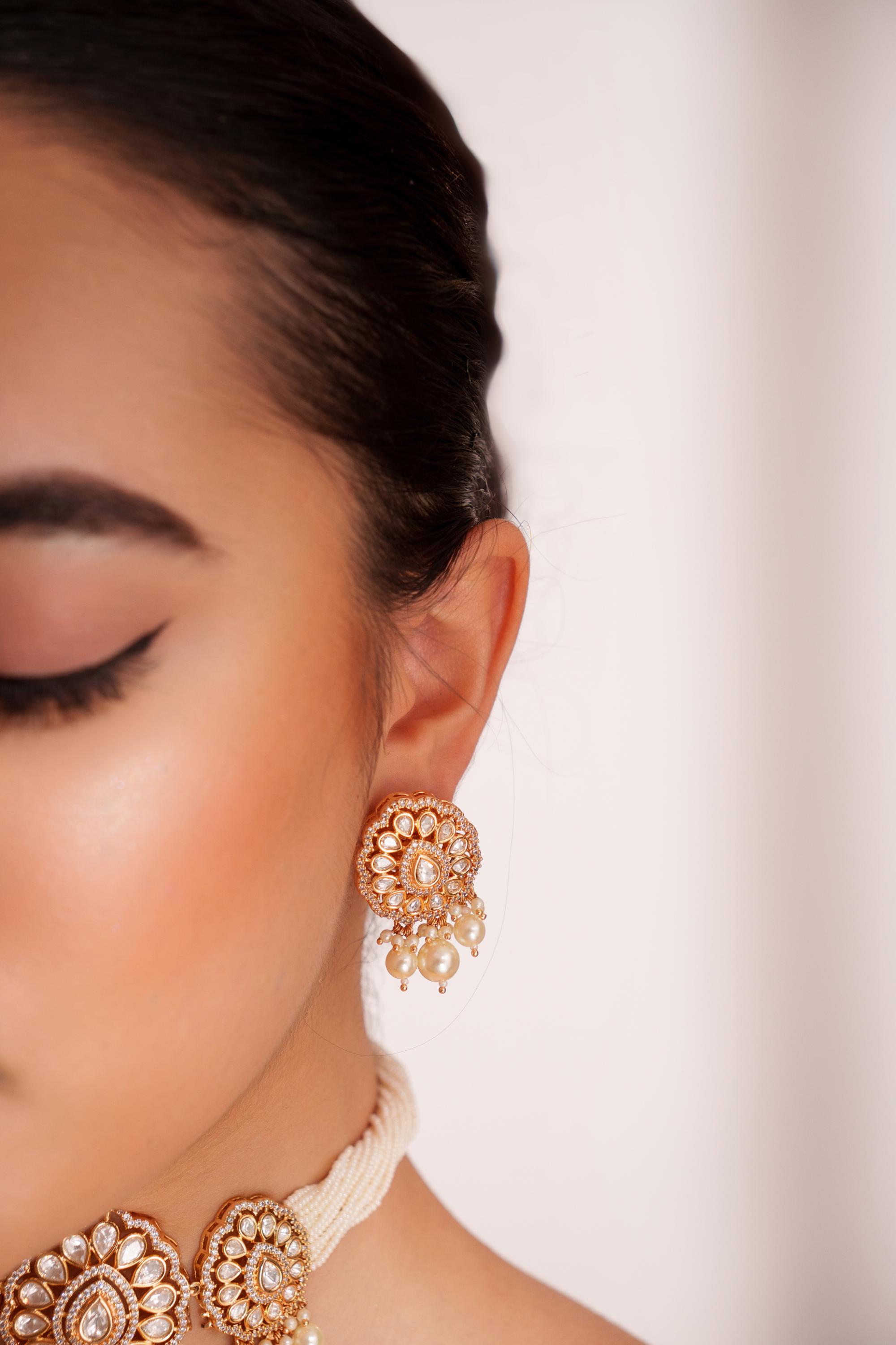 Classy kundan choker with elegant pair of earrings.