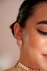 Classy kundan choker with elegant pair of earrings.