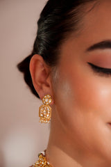 Classy kundan choker with elegant pair of earrings.