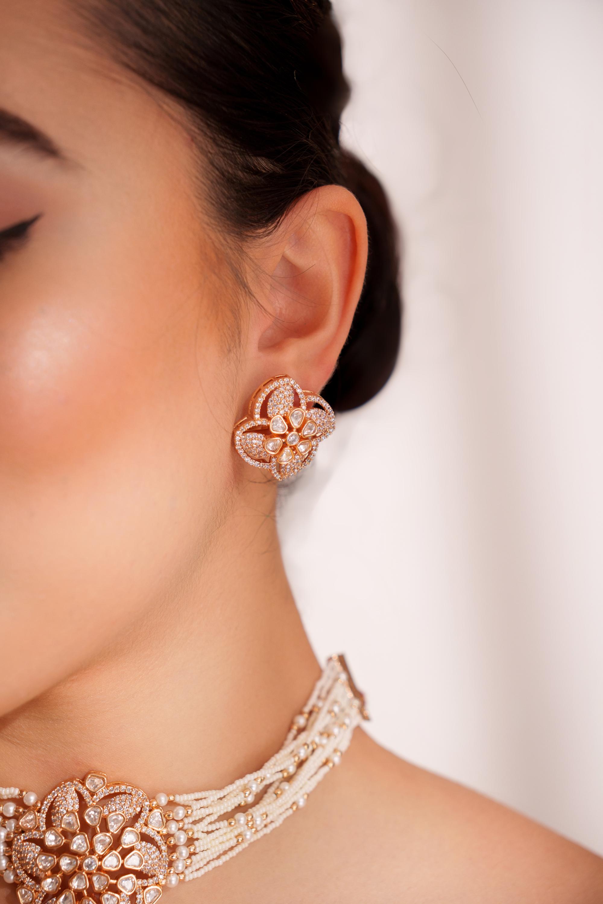 Classy kundan choker set with elegant pair of earrings.