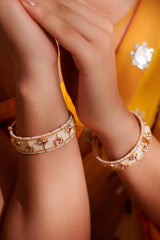 Elegant and classic pair of kundan kadas