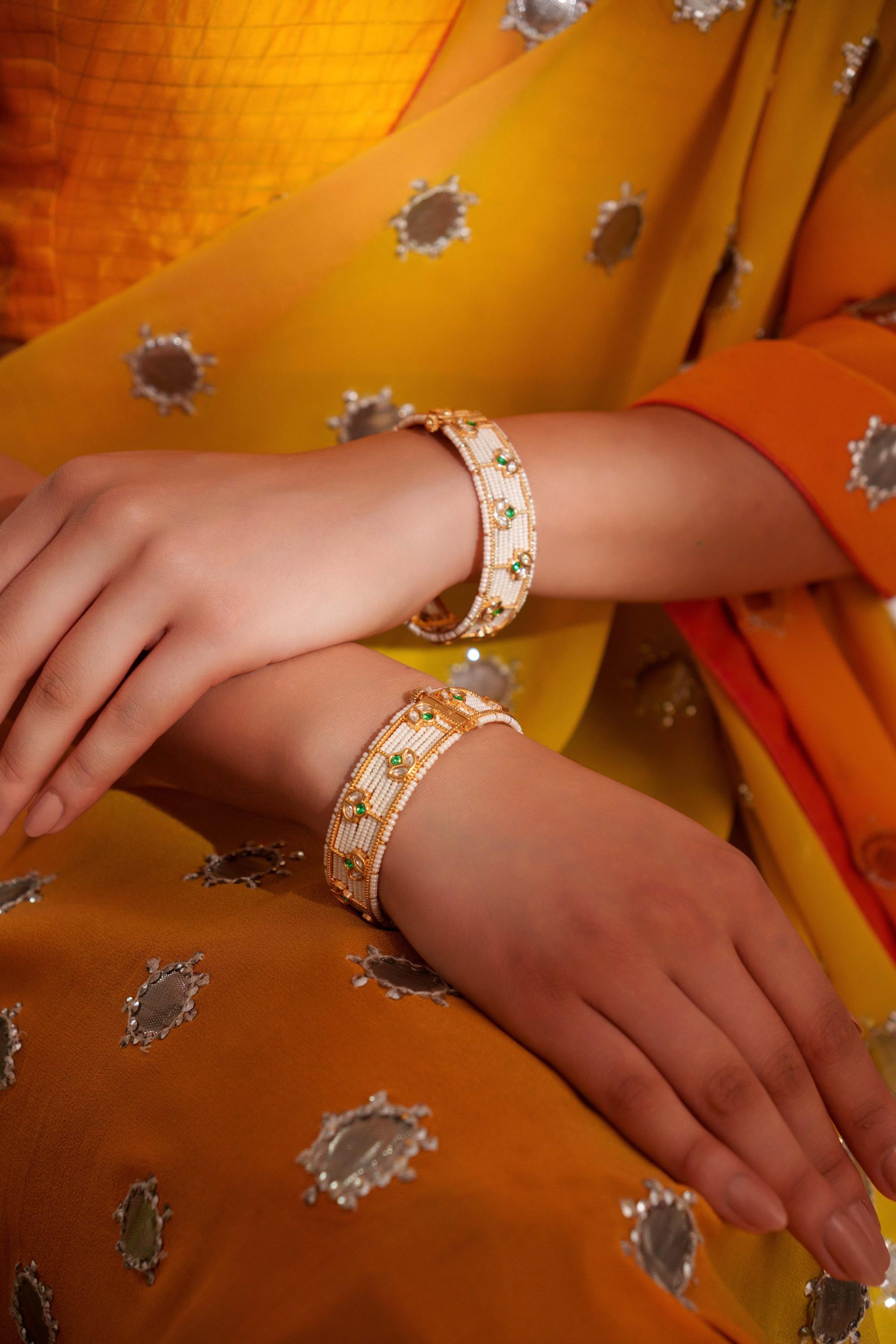 Elegant and classic pair of kundan kadas