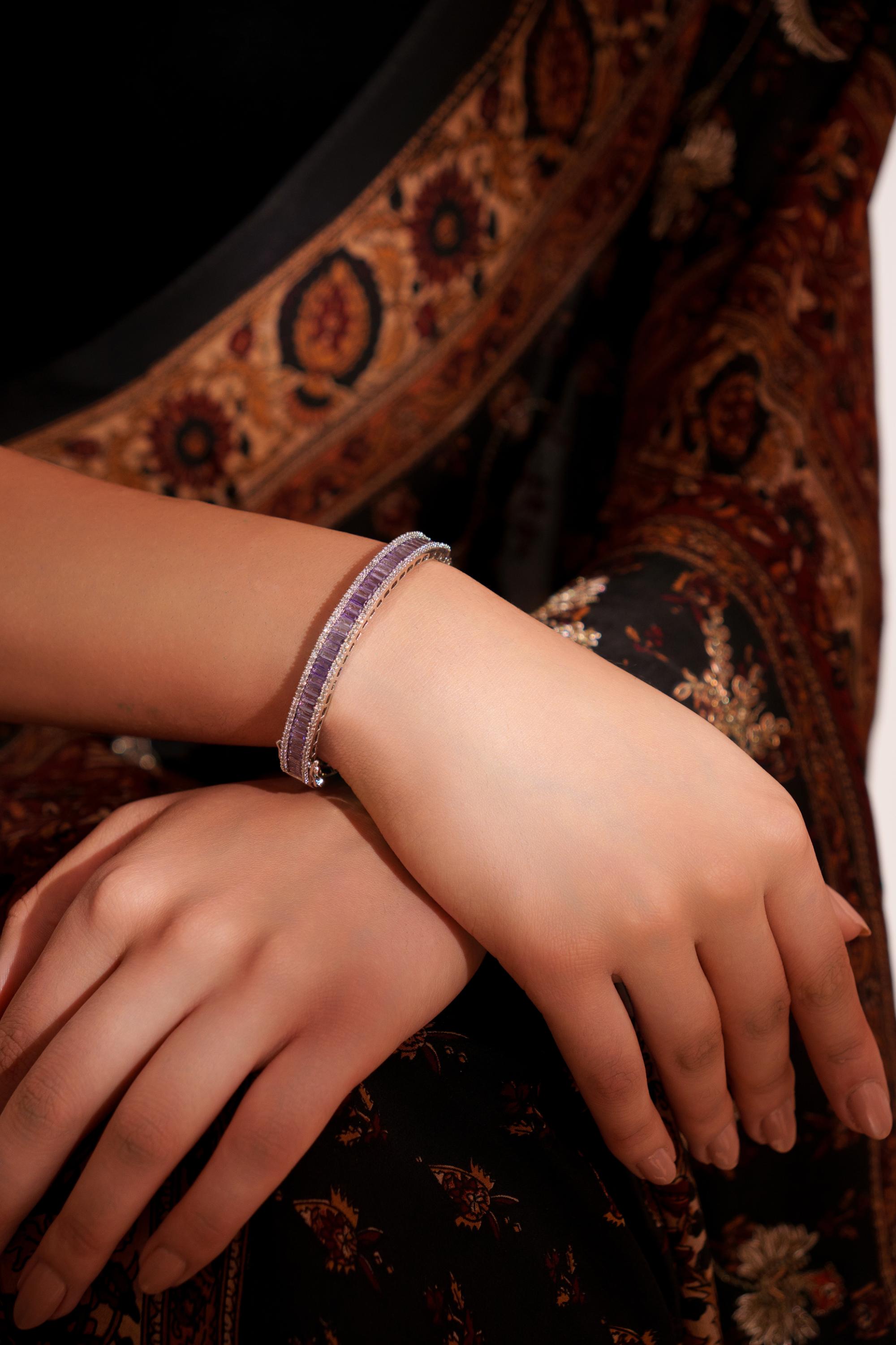 Classic and stylish diamond kada