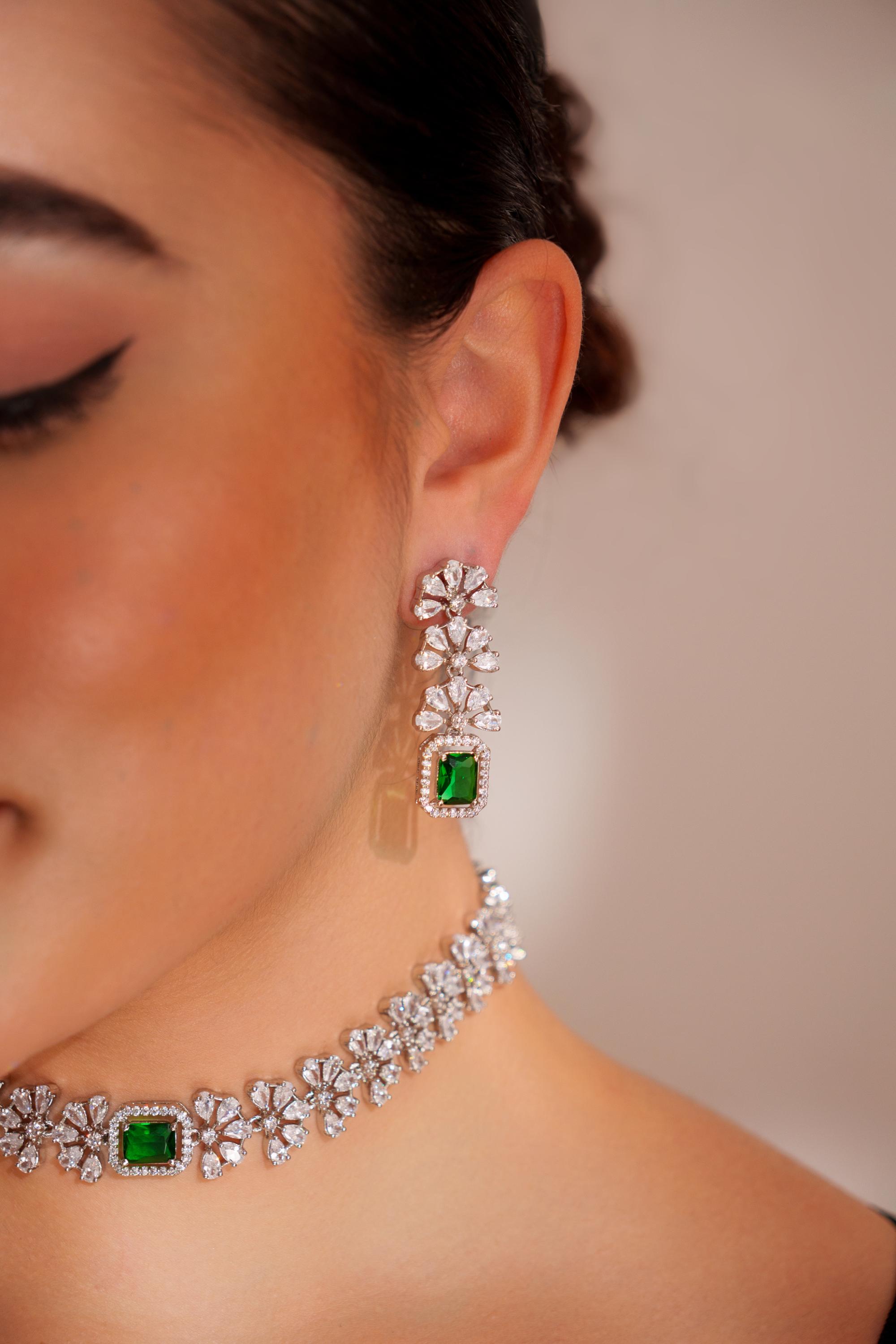 Elegant diamond choker with emerald stone and earrings