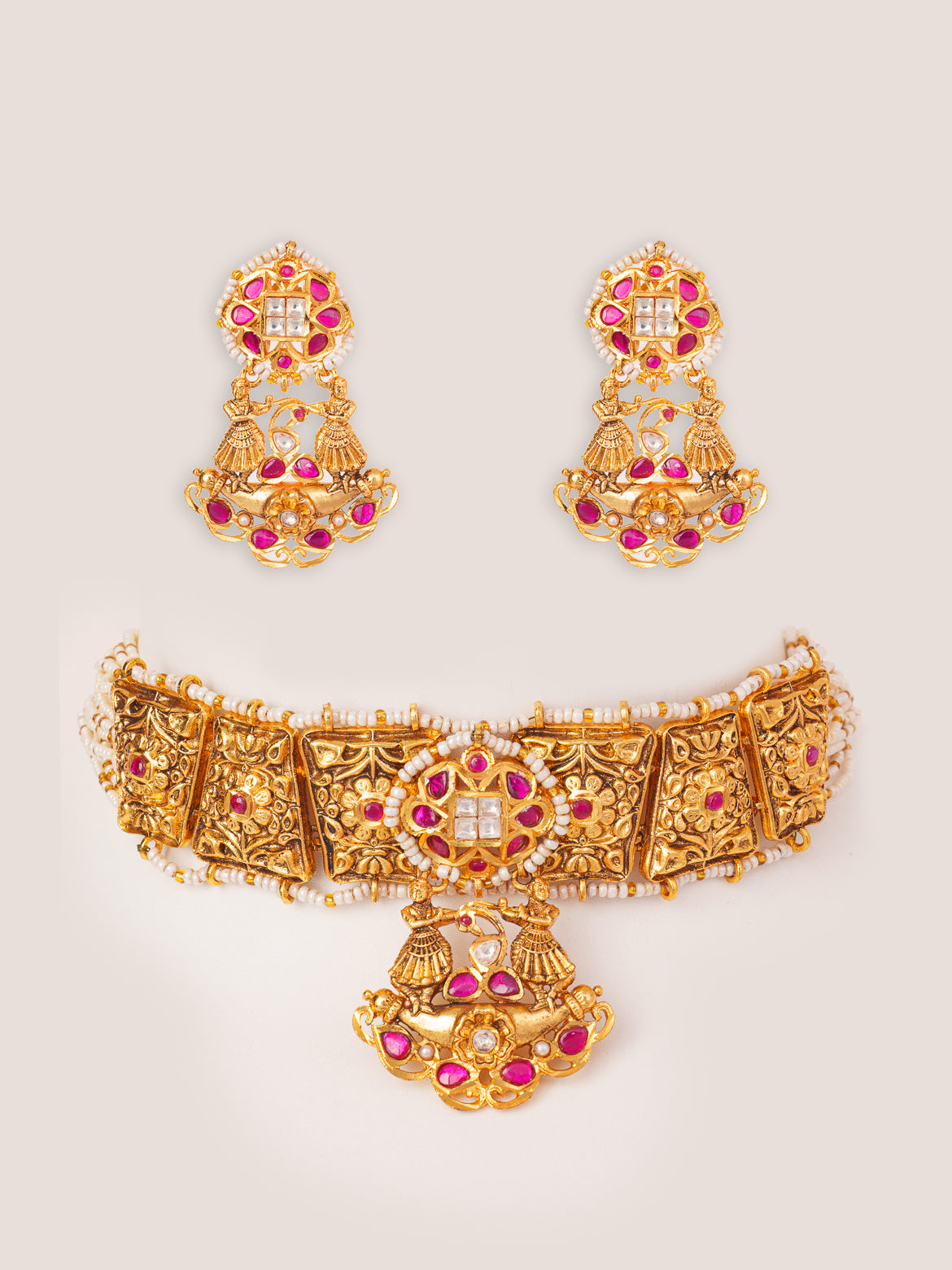 Traditional yet classic kundan temple choker with elegant pair of earrings.