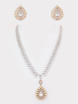 Extraordinary fusion of kundan and diamond necklace set with earrings