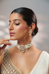 Classy kundan choker set with elegant pair of earrings.