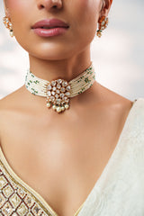 Classy kundan choker set with elegant pair of earrings.