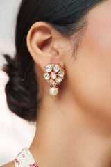 Classy kundan choker set with elegant pair of earrings.