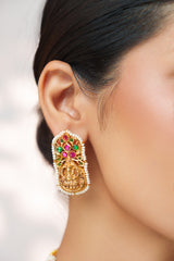 Traditional yet classic kundan temple choker with elegant pair of earrings.