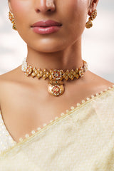 Traditional yet classic kundan temple choker with elegant pair of earrings.