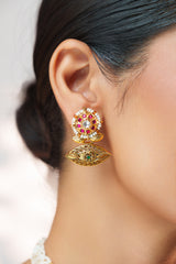 Traditional yet classic kundan temple choker with elegant pair of earrings.