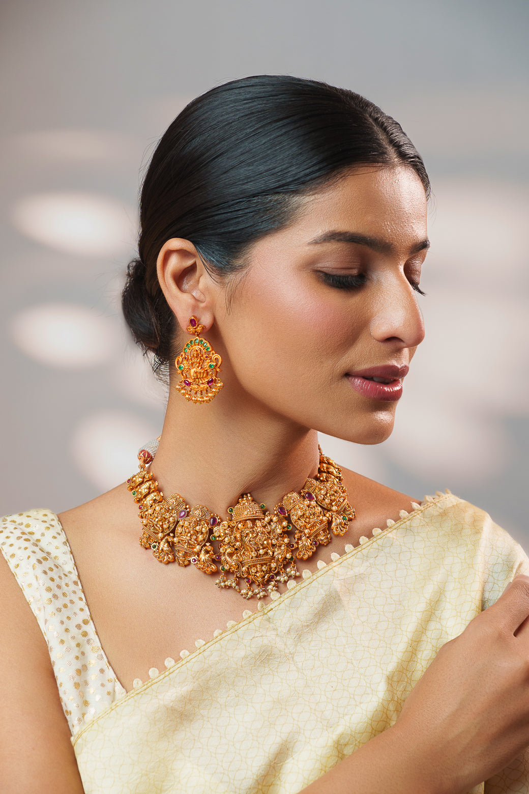 Traditional yet classic kundan temple necklace with elegant pair of earrings