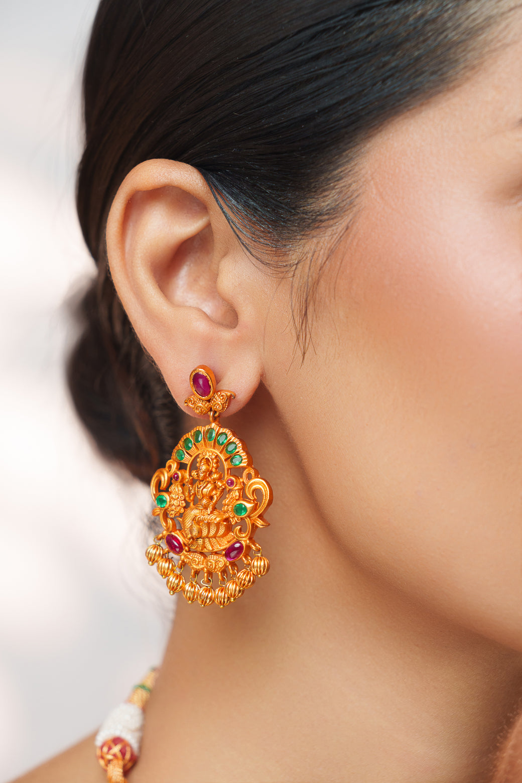 Traditional yet classic kundan temple necklace with elegant pair of earrings