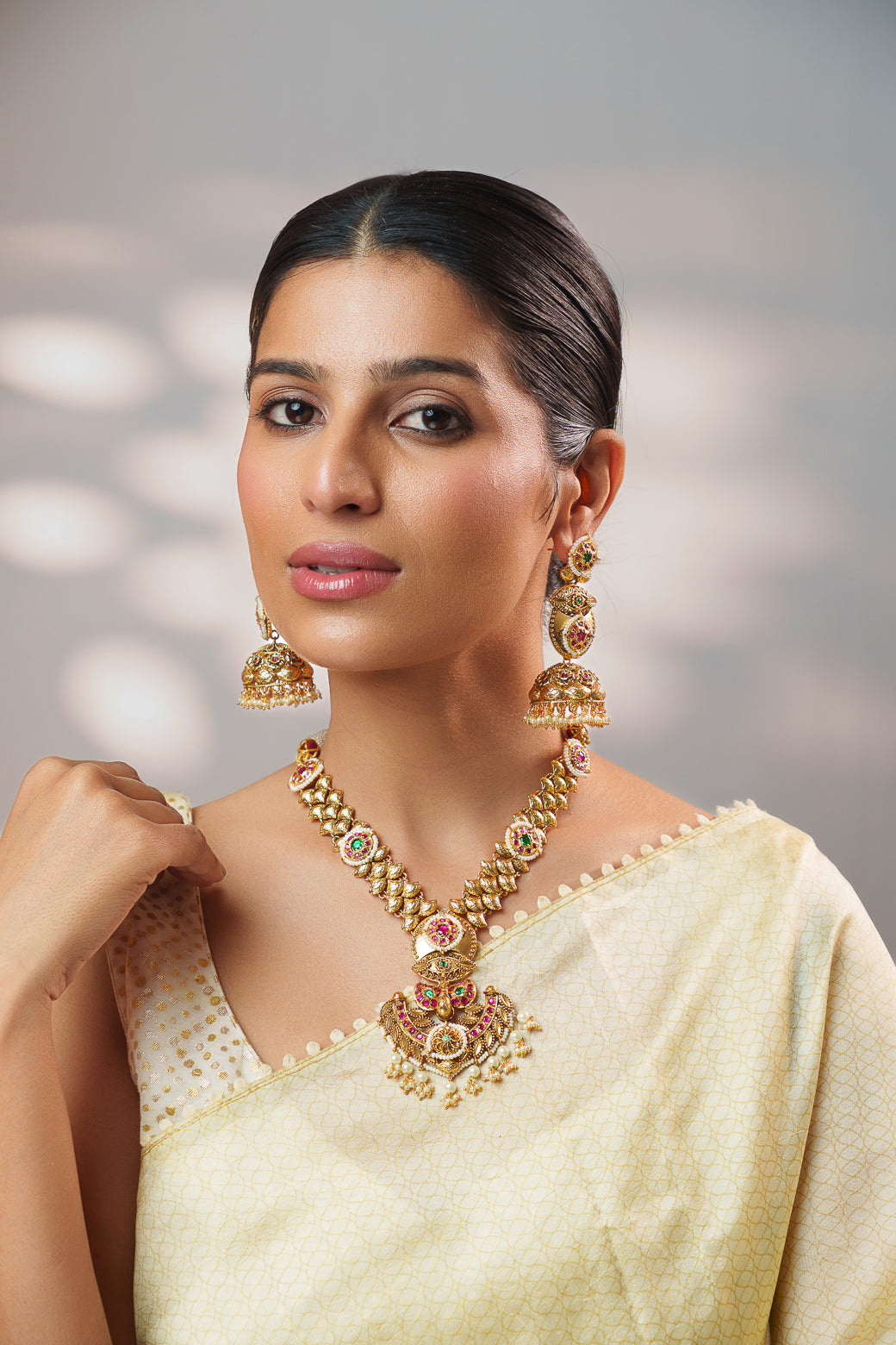 Traditional yet classic kundan temple necklace with elegant pair of earrings