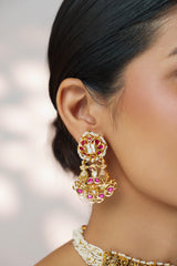 Traditional yet classic kundan temple choker with elegant pair of earrings.